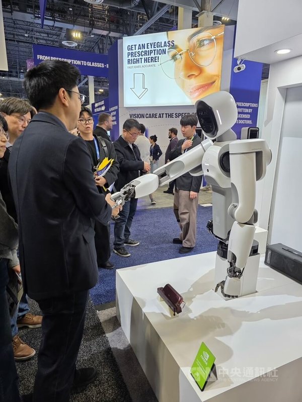 韓國新創公司WIRobotics今年在CES展示機器人ALLEX的動作能力水準。中央社記者張欣瑜拉斯維加斯攝　115年1月8日