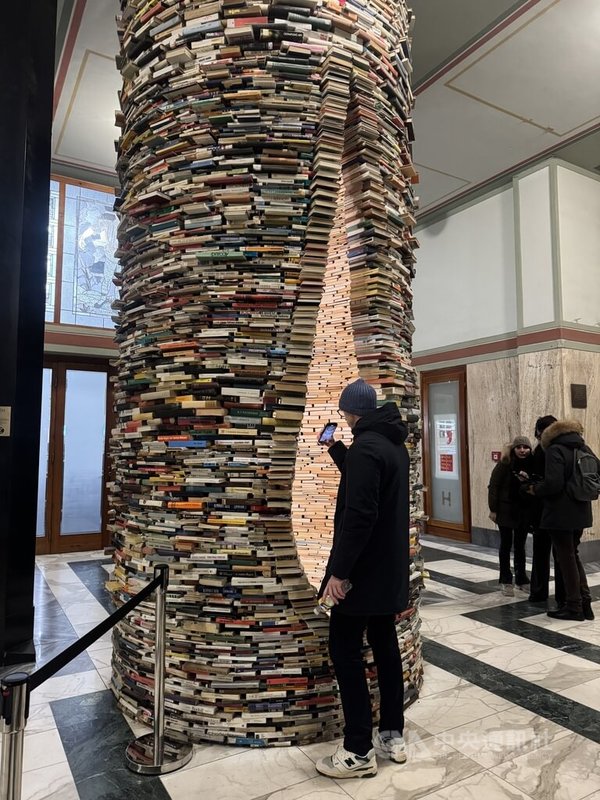 布拉格市立圖書館的書塔因社群平台曝光爆紅，吸引許多遊客前來拍照，但也造成市民困擾。中央社記者劉郁葶布拉格攝　115年1月8日