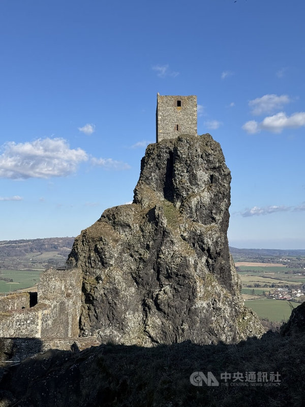 捷克特羅斯基城堡（Trosky Castle）在2025年吸引12萬名遊客，較2024年增加3萬人。成長原因為捷克知名電玩遊戲「天國降臨：救贖 2」（Kingdom Come: Deliverance II）在此取景，吸引粉絲前來朝聖。中央社記者劉郁葶波西米亞天堂攝　115年1月8日