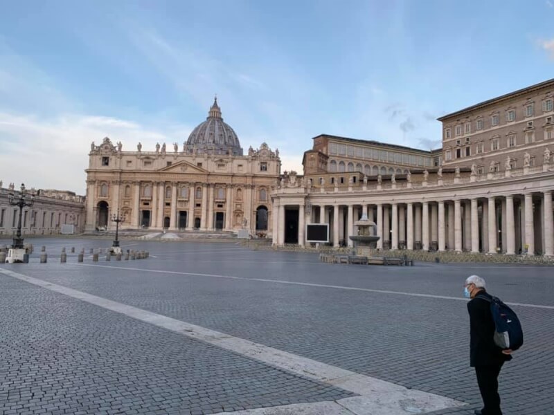 2020年9月陳日君到梵諦岡希望向時任教宗方濟各說明中國教會遭迫害實況，最後未獲接見。當時他在臉書僅貼出一張在梵蒂岡空曠廣場上的落寞背影。（圖取自facebook.com/cardzen）