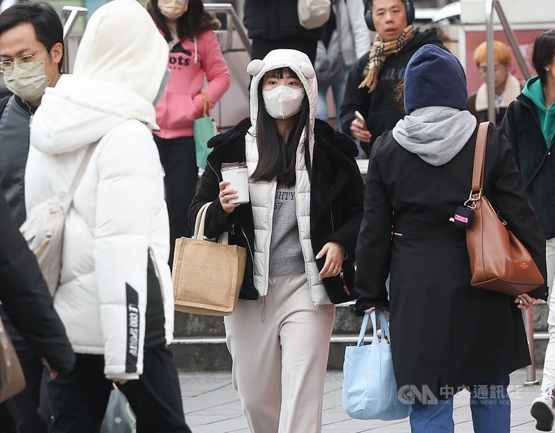 氣象署8日發布18縣市低溫特報，強烈大陸冷氣團及輻射冷卻影響，持續至晚間須注意攝氏10度以下低溫。圖為台北市中正區街頭民眾穿外套、戴帽子加強保暖。中央社記者謝佳璋攝 115年1月8日