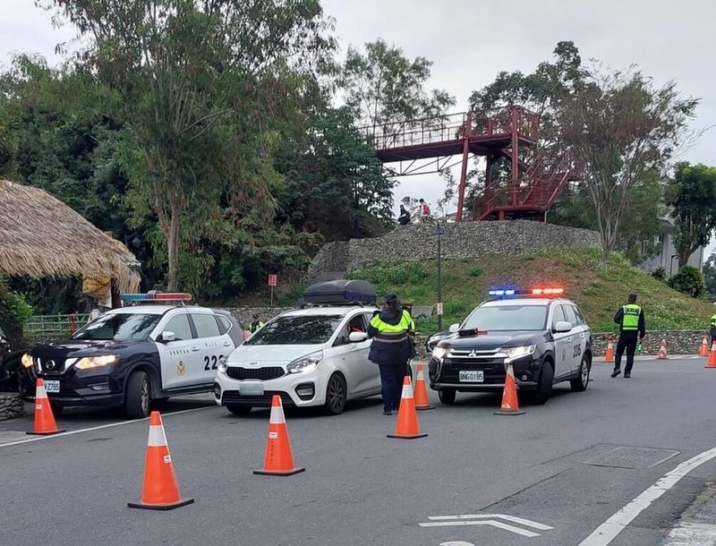 台東警方8日傍晚在延平鄉主要進出口設置路障進行酒測攔檢,所有經過車輛皆需盤查,引發地方關注與社群討論。(古志成提供)中央社記者盧太城台東傳真 115年1月9日