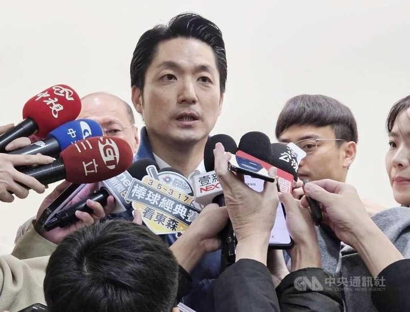 台北市長蔣萬安（中）9日受訪談及營養午餐免費政策表示，城市光鮮亮麗的背後是家長精打細算的日常，「這不是炫富，是我們的責任。」中央社記者陳昱婷攝　115年1月9日