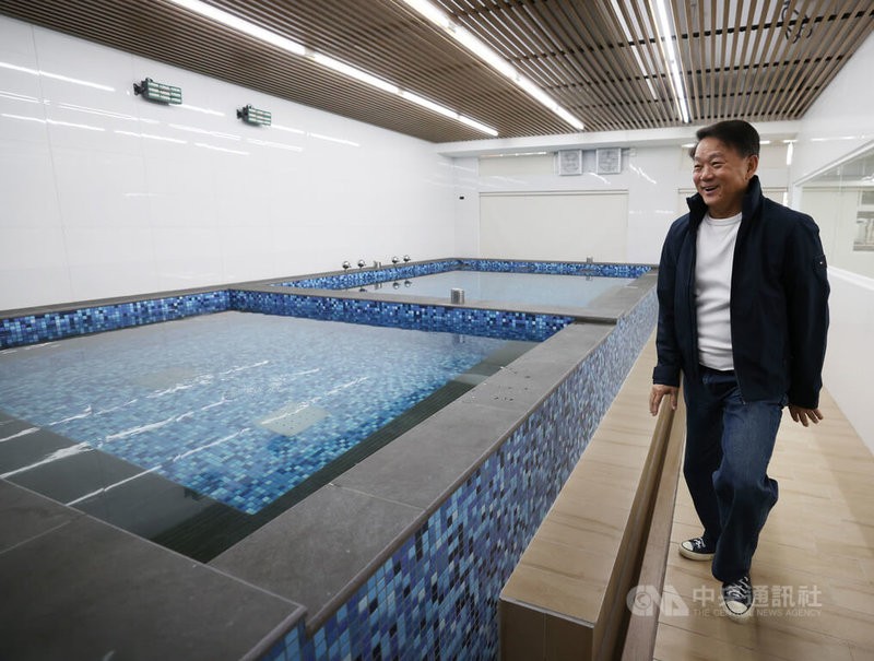 中華職棒台鋼雄鷹隊2026年球季進駐位於台鋼科大的全新訓練基地「皇鷹學院」,是由台鋼集團斥資打造,總教練洪一中(圖)9日親自開箱,率團參訪基地內水療池。中央社記者張新偉攝 115年1月9日