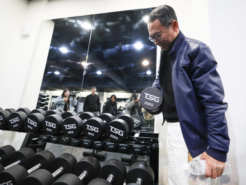 台鋼集團斥資新台幣3億元於台鋼科大打造訓練基地「皇鷹學院」,台鋼雄鷹董事長王炯棻(圖)9日現身與媒體一同參觀基地,試用與台鋼聯名的重訓器材。中央社記者張新偉攝 115年1月9日