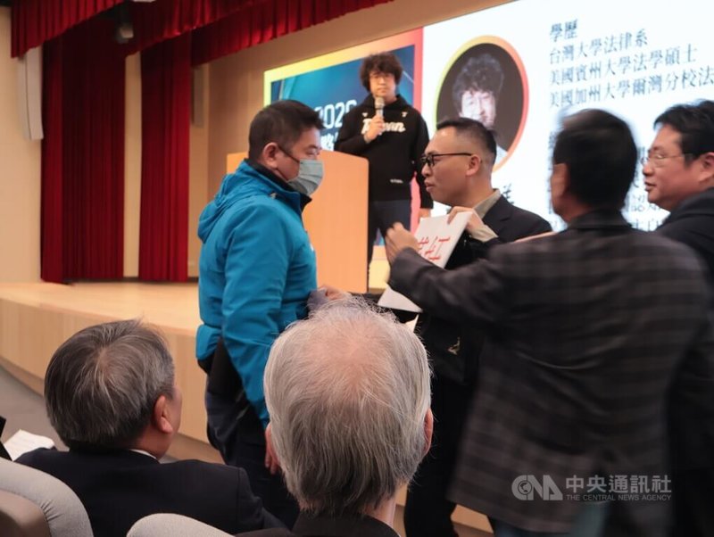 日本維新會中國裔參議員石平訪台，9日出席「2026印太戰略智庫研討會－應該如何與中國打交道」時遇鬧場，新黨副秘書長游智彬（右3）衝上前要求辯論，石平（圖左下）坐在觀眾席第一排。中央社記者李雅雯攝　115年1月9日