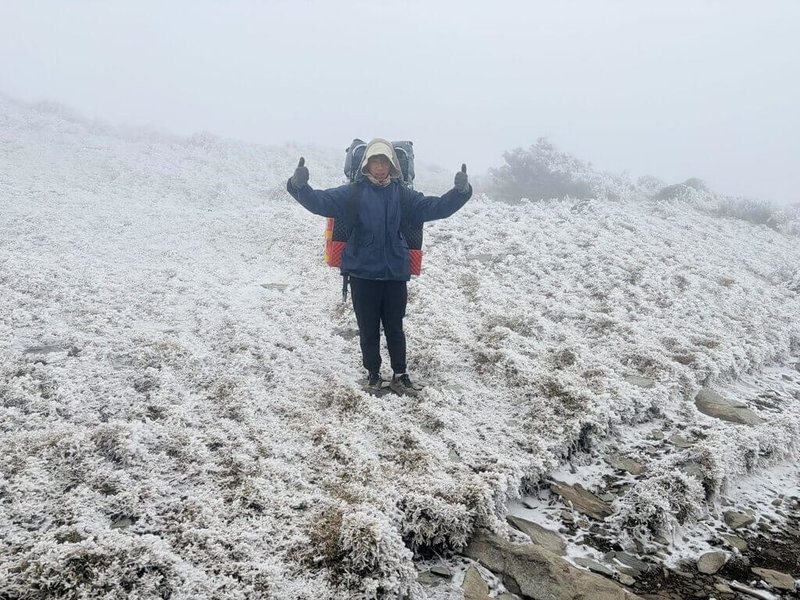 台東山區持續飄雪和冰霰，從海拔2722公尺的南橫大關山隧道開始出現冰霰，嘉明湖步道從向陽山屋到嘉明湖呈現銀白世界；提醒山友注意自身身體狀況。（嘉明湖熊出沒團隊提供）中央社記者盧太城台東傳真　115年1月9日