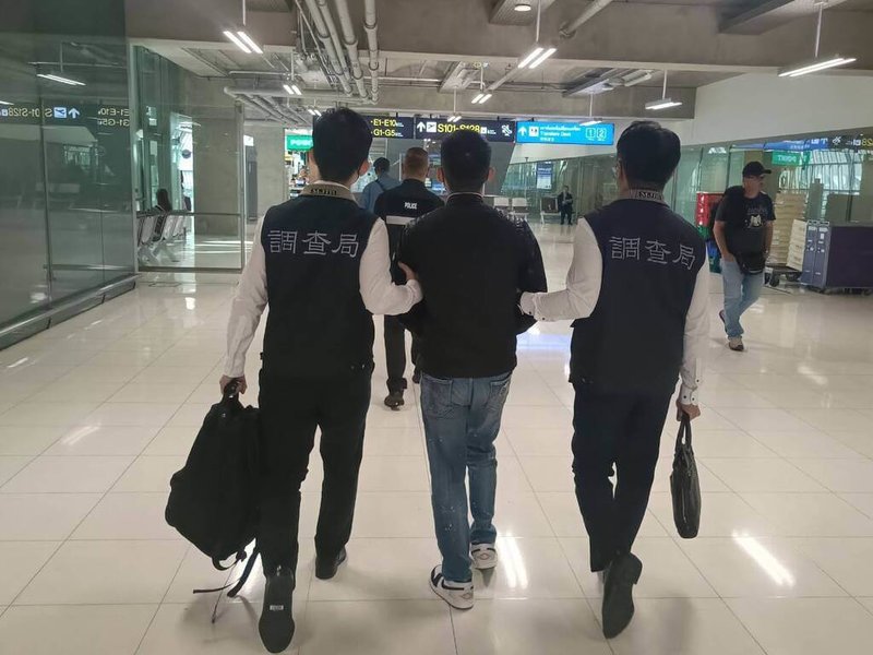 台灣調查局人員9日將陳姓涉毒通緝犯帶至曼谷機場搭機，預計當天下午抵達桃園機場。（調查局提供）中央社記者李宗憲曼谷傳真　115年1月9日