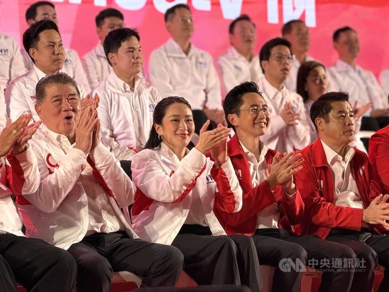 泰國為泰黨首席總理候選人尤德查南（Yodchanan Wongsawat，前右2）和戴克辛的女兒、泰國前總理貝東塔（Paetongtarn Shinawatra，前左2）出席8日造勢活動。中央社記者李宗憲曼谷攝　115年1月9日