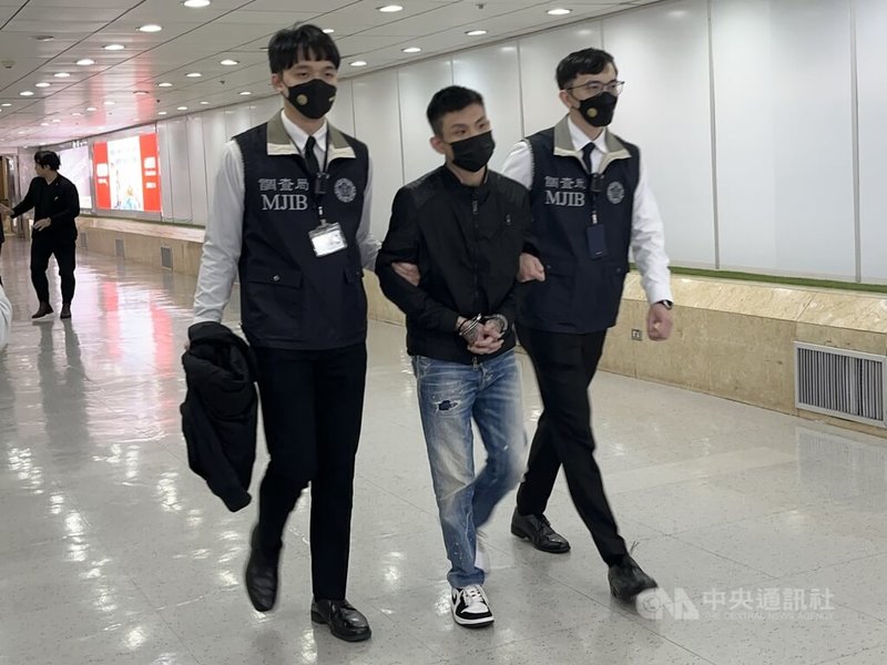 涉犯運毒案的陳姓通緝犯（右2）9日自泰國曼谷被押解返台歸案。陳男曾一度拒絕回台面對司法，試圖拖延遣返作業，經台泰雙方多次協調後，最終由調查局派員赴泰執行押解戒護任務。中央社記者葉臻攝　115年1月9日