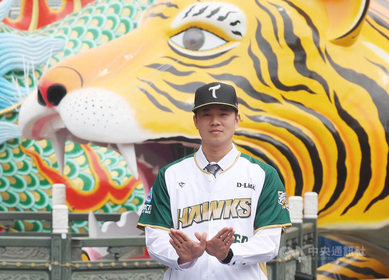 中華職棒台鋼雄鷹隊為「老虎」黃子鵬舉辦加盟儀式，地點特意選在呼應綽號的高雄龍虎塔前。圖為黃子鵬比出雄鷹展翅的手勢。中央社記者張新偉攝　115年1月9日