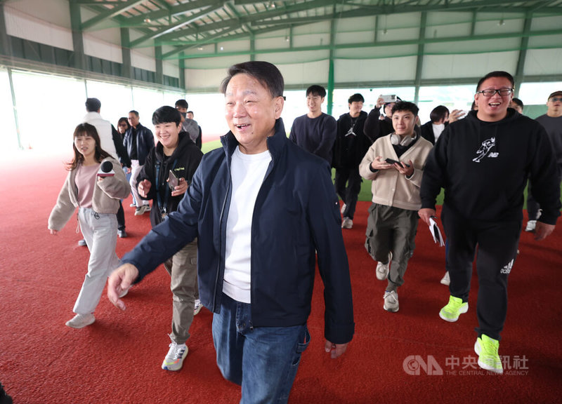 台鋼集團斥資新台幣3億元在台鋼科大打造訓練基地「皇鷹學院」,中職台鋼雄鷹隊2026年球季進駐,棒球所需訓練設施應有盡有,總教練洪一中(前中)9日率媒體「開箱」時如數家珍。中央社記者張新偉攝 115年1月9日