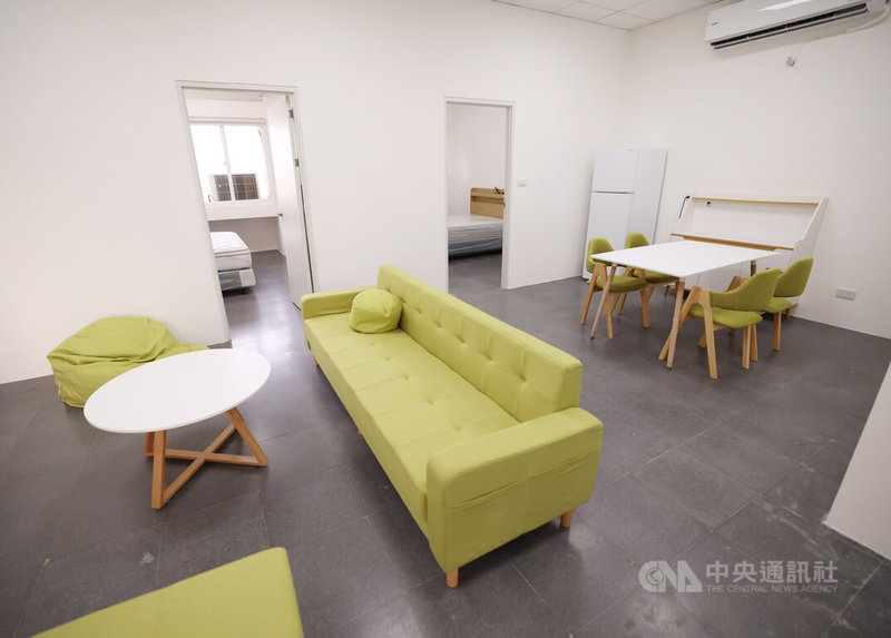 台鋼集團斥資新台幣3億元打造訓練基地「皇鷹學院」,9日對外開箱,主場館中包含供3支職業球隊使用的宿舍樓,其中家庭房為2房1廳設計,供2名選手同住。中央社記者張新偉攝 115年1月9日