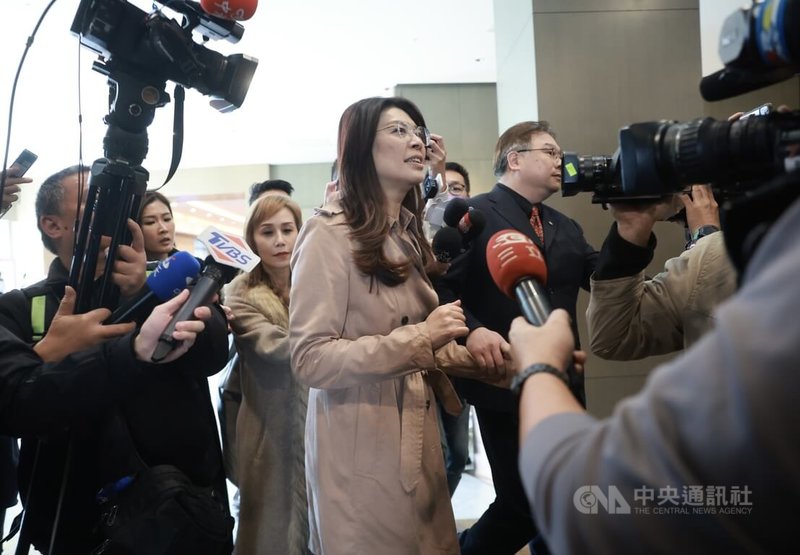 1111人力銀行幸福企業頒獎典禮9日在台北舉行，國民黨主席鄭麗文（中）出席，離去時媒體上前堵訪兩岸相關議題。中央社記者趙世勳攝　115年1月9日