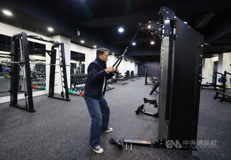 台鋼集團斥資在台鋼科大打造訓練基地「皇鷹學院」,中職台鋼雄鷹隊2026年進駐,各項訓練設施應有盡有,總教練洪一中(圖)9日帶領媒體走訪「開箱」,並下場體驗健身房設備。中央社記者張新偉攝 115年1月9日