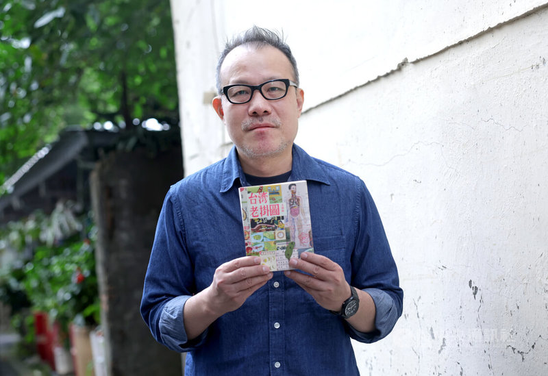 插畫家太陽臉耗時25年收藏400張珍貴掛圖,近期集結出版「台灣老掛圖」一書,喚起許多人的校園記憶。中央社記者裴禛攝 115年1月9日