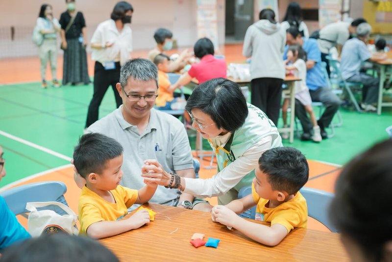 民進黨高雄市長初選倒數計時，爭取提名的立委林岱樺（前右2）9日提出「一區一親子館」構想，盼讓高雄成為敢生、能養、親子友善的城市。（林岱樺辦公室提供）中央社記者林巧璉傳真　115年1月9日
