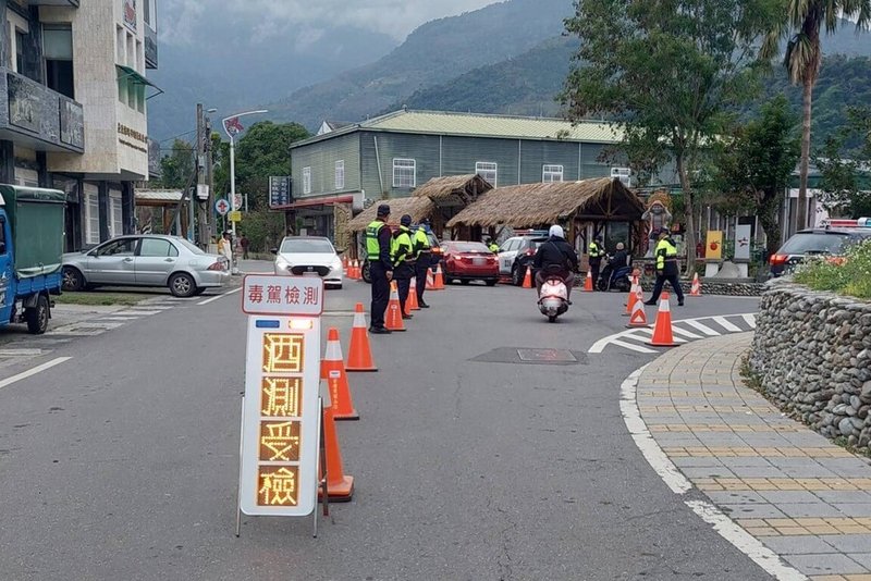 台東警方8日傍晚大陣仗入延平鄉設酒測攔檢，引發地方關注與社群討論。（古志成提供）中央社記者盧太城台東傳真　115年1月9日