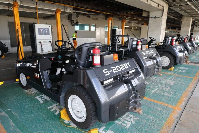 桃園國際機場公司為達成2050淨零排放目標，積極落實機場綠色營運方針，近年來持續推動空側作業車輛電動化政策。（桃園國際機場公司提供）中央社記者葉臻傳真　115年1月9日