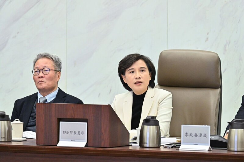 行政院副院長鄭麗君（右）8日主持行政院國土安全政策會報時指示，面對灰色地帶衝突，政府將持續強化防護韌性，建構關鍵基礎設施反制無人機系統區域聯防體系。（行政院提供）中央社記者賴于榛傳真　115年1月9日