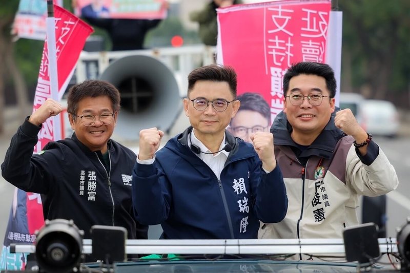 民進黨立委賴瑞隆（中）力拚黨內高雄市長初選，9日合體同黨市議員張勝富（左）、邱俊憲（右）等人進行車隊掃街，爭取更多認同。（賴瑞隆辦公室提供）中央社記者林巧璉傳真　115年1月9日