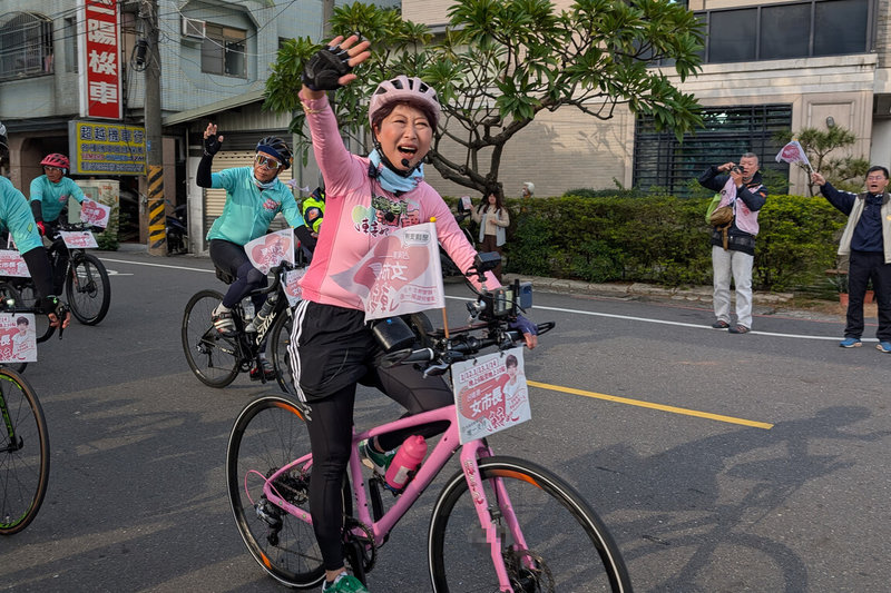 民進黨台南市長初選10日將進入競爭尾聲「黃金週末」，黨籍立委陳亭妃（圖）預計以鐵馬行動深入大北門區爭取支持。圖為日前鐵馬行動情形。（陳亭妃服務處提供）中央社記者楊思瑞台南傳真　115年1月9日