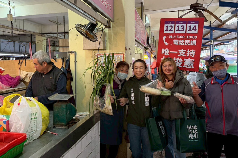 民進黨台南市長初選競爭激烈，黨籍立委林俊憲陣營9日由多名市議員帶隊深入各地拜票，10日並將在佳里區舉辦團結造勢大會。（林俊憲服務處提供）中央社記者楊思瑞台南傳真  115年1月9日