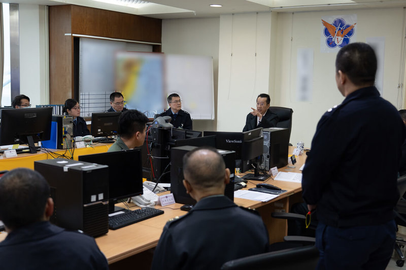 國防部長顧立雄9日赴花蓮空軍基地，了解F-16V戰機搜救進度，要求相關單位持續整合海、空與岸際能量，全力搜救。（國防部提供）中央社記者吳書緯傳真 115年1月9日