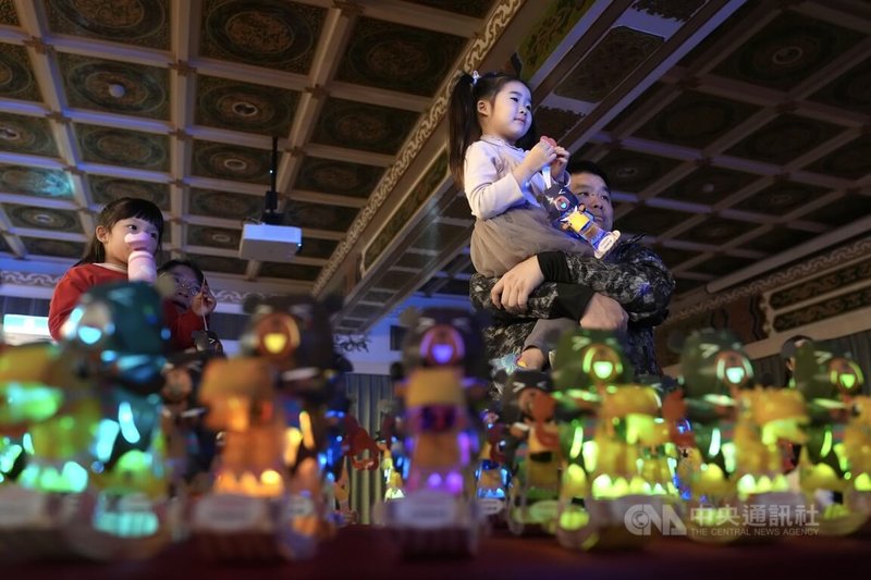 交通部觀光署9日在台北圓山大飯店舉行2026台灣燈會主燈暨小提燈造型發表記者會,小朋友拿著新亮相的「喔熊馬抵嘉」小提燈,十分可愛。中央社記者徐肇昌攝 115年1月9日