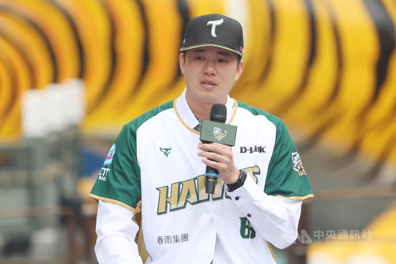 中職台鋼雄鷹隊9日在高雄蓮池潭意象廣場舉辦隊史首位FA選手黃子鵬（圖）加盟儀式，黃子鵬談及回到家鄉加入高雄球隊可以與家人相聚，一度忍不住落淚。中央社記者張新偉攝　115年1月9日