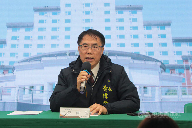 台南市長黃偉哲（圖）9日宣布，台南市從2026年9月起實施所有國中小學生營養午餐免費，全年經費超過新台幣16億元，並表示這筆經常性支出勢必排擠其他重大公共建設與教育投資。中央社記者楊思瑞攝　115年1月9日
