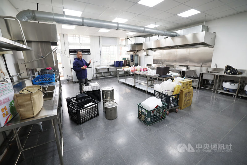 台鋼集團斥資新台幣3億元在台鋼科大打造運動基地,9日開箱,提供3支職業球隊共用的宿舍樓包含交誼廳、餐廳以及廚房(圖),可供應選手3餐。中央社記者張新偉攝 115年1月9日