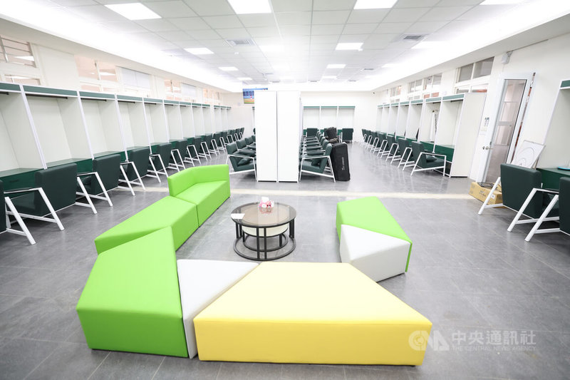 台鋼集團斥資新台幣3億元打造運動基地「皇鷹學院」,設立於台鋼科大,9日由台鋼雄鷹總教練洪一中帶領媒體「開箱」,參觀宿舍樓的球員休息室等多處。中央社記者張新偉攝 115年1月9日