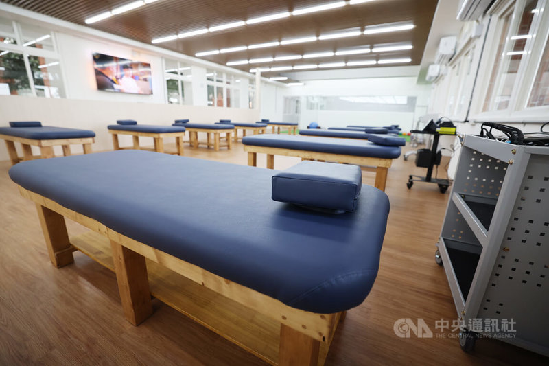 台鋼集團斥資在台鋼科大自建運動基地「皇鷹學院」,中職台鋼雄鷹隊今年球季進駐,9日舉行媒體開箱,宿舍樓內還建置了治療室,全方位支援選手需求。中央社記者張新偉攝 115年1月9日