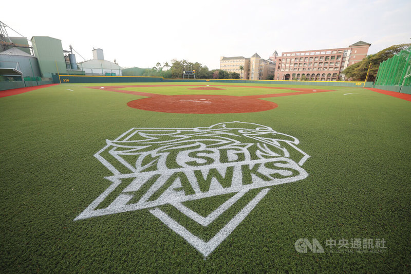 台鋼集團斥資新台幣3億元,在台鋼科技大學打造「皇鷹學院」訓練基地,中華職棒台鋼雄鷹隊今年球季進駐,球場未來將調整為可供二軍使用。中央社記者張新偉攝 115年1月9日