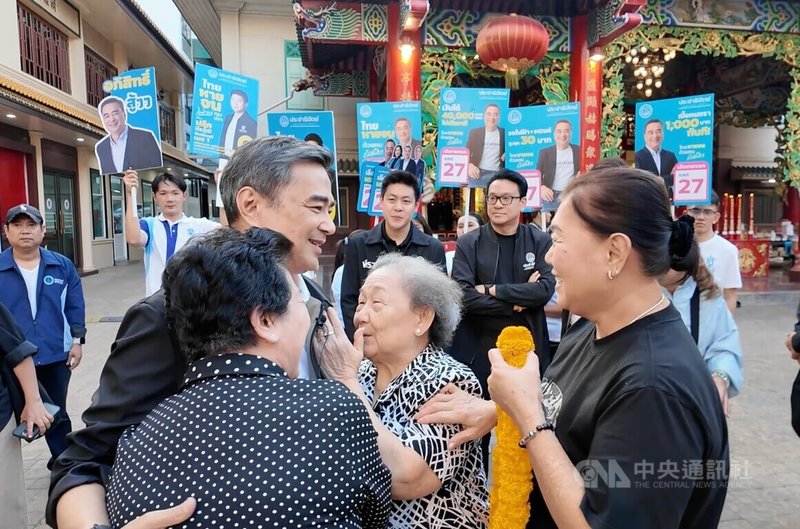 泰國民主黨總理候選人艾比希（Abhisit Vejjajiva，前左2）8日在曼谷中國城掃街造勢時，受到支持者的熱情歡迎。中央社記者李宗憲曼谷攝　115年1月9日
