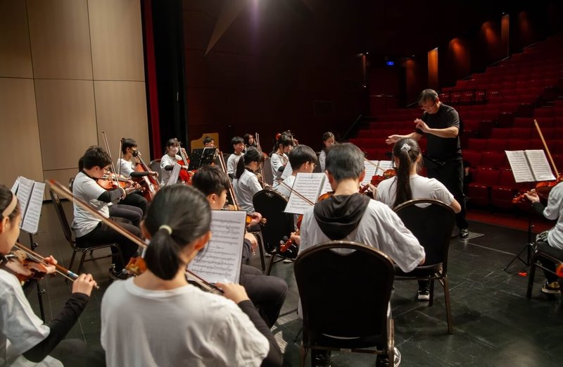 為讓偏鄉、弱勢學子也能接觸音樂教育，教育部補助台灣愛樂種子協會推動公益計畫，如今進入10週年，將於11日在新北市舉辦成果分享會。圖為公益提琴課程練習畫面。（教育部提供）中央社記者陳至中台北傳真　115年1月9日