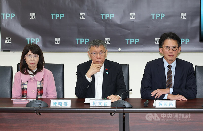 前民眾黨主席柯文哲（中）9日由民眾黨主席黃國昌（右）、立委陳昭姿（左）陪同拜會立法院長韓國瑜，會後並舉行記者會，說明會面情形並接受時事聯訪。中央社記者謝佳璋攝 115年1月9日