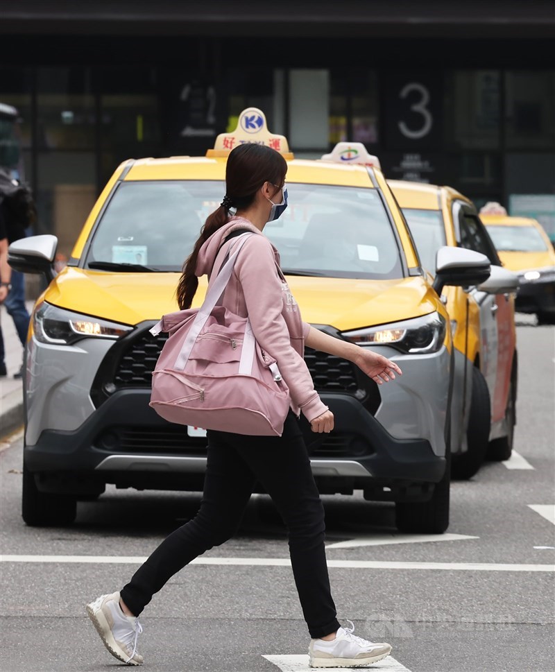 圖為在台北車站附近的排班計程車。（中央社檔案照片）