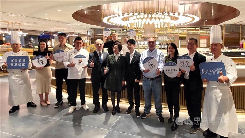 圖為漢來美食吃到飽餐廳「島語」高雄店開幕。（中央社檔案照片）