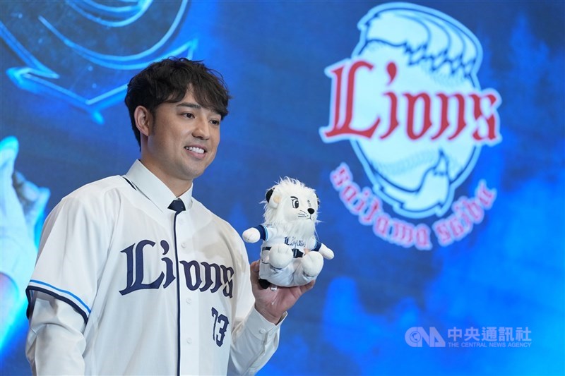 從中華職棒統一7-ELEVEn獅隊轉戰日職埼玉西武獅隊的棒球選手林安可9日在台北出席加盟記者會，拿著西武獅吉祥物雷歐娃娃接受媒體拍攝。中央社記者徐肇昌攝　115年1月9日
