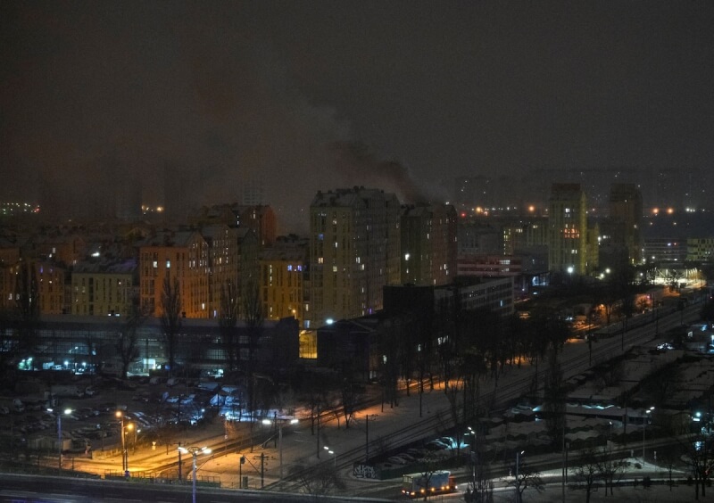 俄羅斯9日對烏克蘭首都基輔發動攻擊後，城市內的大樓冒出濃煙。（路透社）