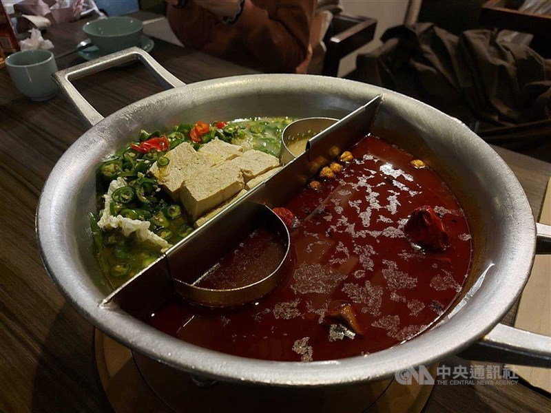 天冷胃病變多，醫師分析有4大原因，包括交感神經興奮、重口味飲食增加、幽門螺旋桿菌感染，以及消炎等藥物使用增加。（中央社檔案照片）