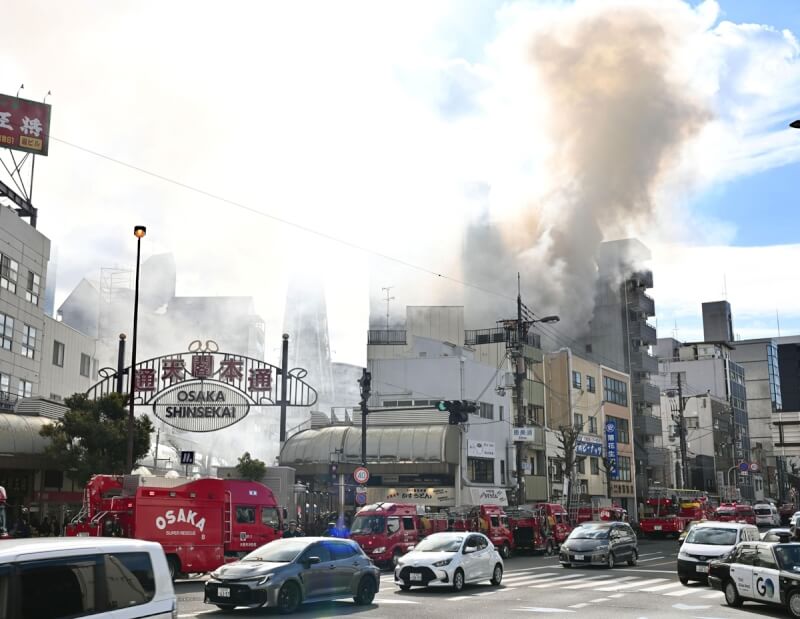 日本大阪市知名地標通天閣附近一棟大樓9日上午發生火災，消防單位獲報前往灌救。（共同社）