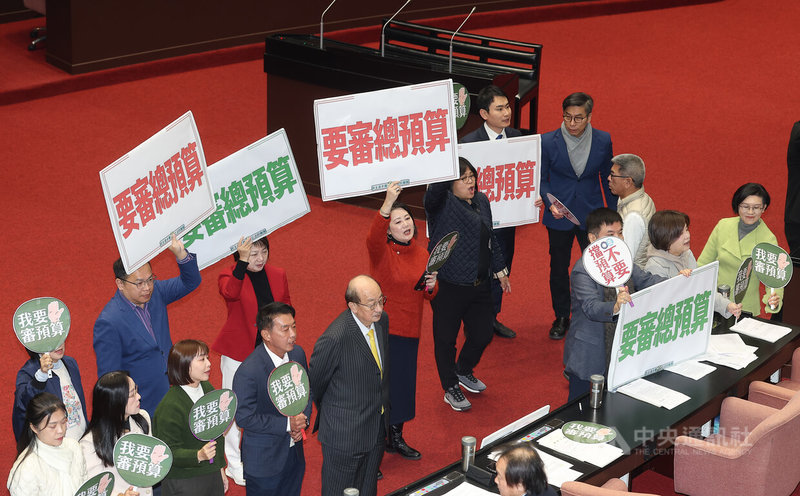 立法院9日召開院會，民進黨立委在議場內高舉「要審總預算」等標語，呼籲藍、白兩黨不要擋預算。中央社記者謝佳璋攝 115年1月9日