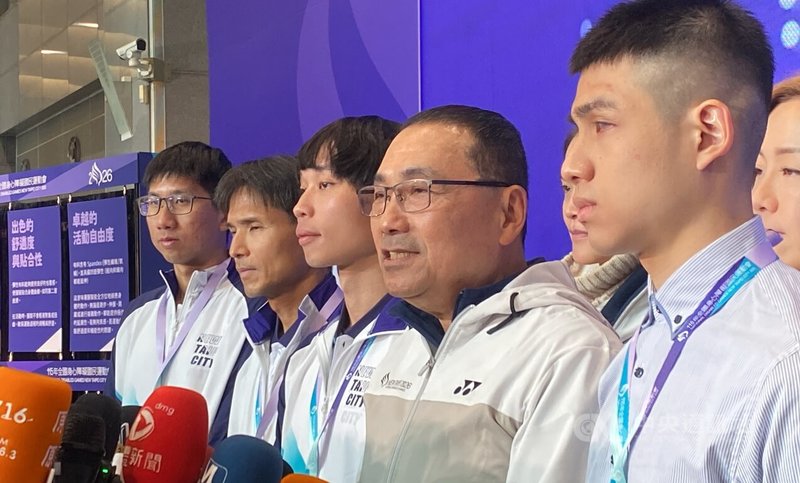 新北市長侯友宜（左4）9日接受媒體聯訪表示，新北每年已投入約新台幣13.5億元，持續優先照顧弱勢學生，提供全額午餐補助等。中央社記者黃旭昇新北攝 115年1月9日