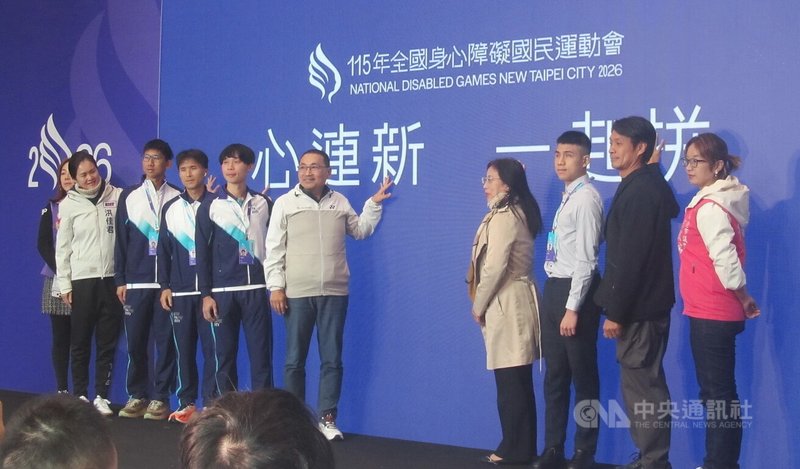 115年全國身心障礙國民運動會5月將在新北市登場,賽會主視覺是以新北地標「女王頭」結合象徵突破的「翅膀」呈現,新北市長侯友宜(右5)9日與視障田徑選手吳農彬(右6)、視障游泳選手林立翔(右3)及萬金石馬拉松視障跑者李協興(右7)等人出席賽事記者會。中央社記者黃旭昇攝 115年1月9日