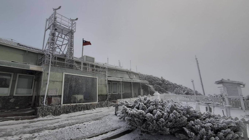 交通部中央氣象署表示,9日玉山氣象站觀測降雪,自清晨6時觀測起,降雪持續中,積雪目前1公分。(氣象署提供)中央社記者張雄風傳真 115年1月9日