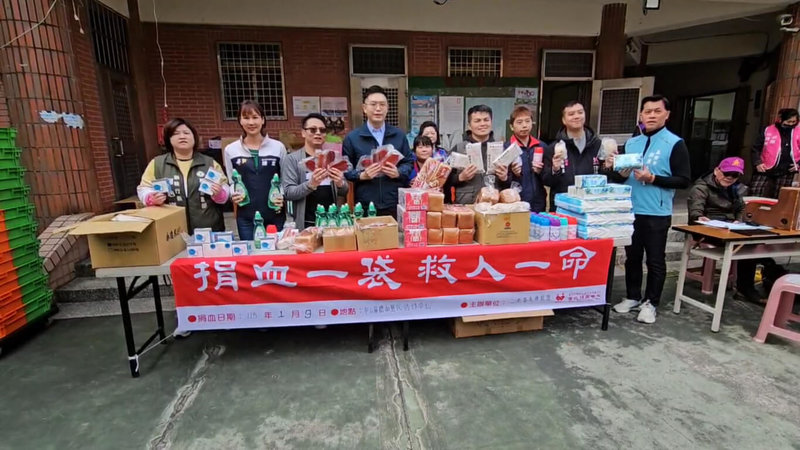 汽車美容業者9日在基隆市德和里民活動中心舉辦捐血活動，前100名加碼贈送烏魚子，民進黨市議員陳宜（左2）、張顥瀚（左4）、施偉政（右6）到場共襄盛舉。（讀者提供）中央社記者王朝鈺傳真　115年1月9日