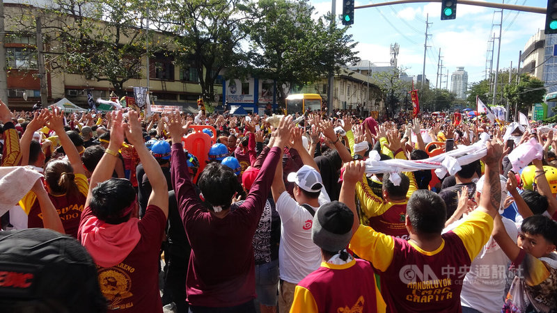 菲律賓天主教規模最大年度宗教盛事「黑拿撒勒人出巡」9日登場，馬尼拉市萬人空巷，沿途民眾高舉雙手和白毛巾，迎接座駕到來。中央社記者林行健馬尼拉攝　115年1月9日